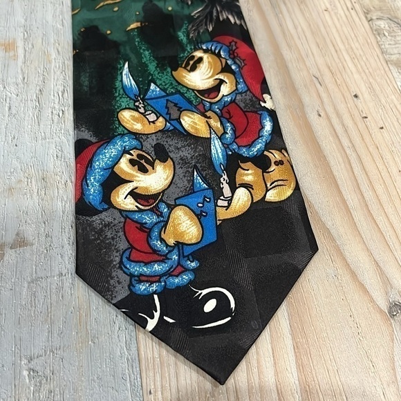 DISNEY CHRISTMAS Men Neck Tie Atlas Design Mickey Mouse Santa Caroling W4” L57” - Picture 2 of 7